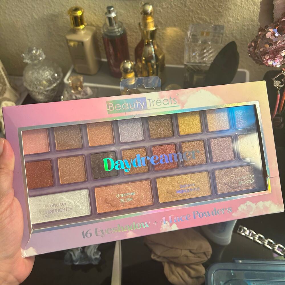Beauty Treats Daydreamer Eyeshadow Face Palette 16 Shades Blush Bronzer